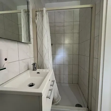 アパート 13 Worker Apartments - Single Beds - Free Parking - 10 Min Cologne-City ケルン