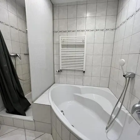 13 Worker Apartments - Single Beds - Free Parking - 10 Min Cologne-City アパート *