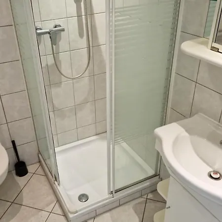 Large Group - Single Beds - Free Parking -