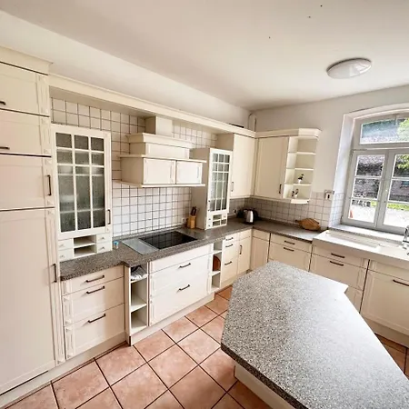 Large Group - Single Beds - Free Parking -