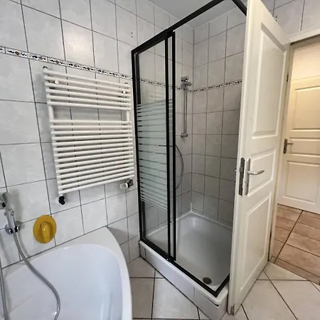 Large Group - Single Beds - Free Parking -